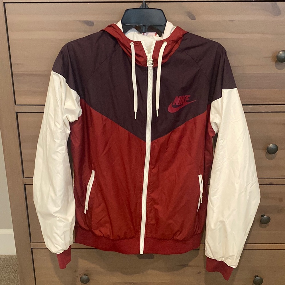 Womens NIKE Windrunner